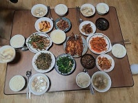 [남난희의 느린 산 지리산둘레길] 반찬 없다는 민박집 할머니, 밥상 받아 보니 12첩 큰상