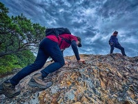 기차 타고 바위 능선 넘고,  아찔했던 야영장 가는 길 [낭만야영 영덕 팔각산]