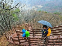 견훤이 성 쌓은 산에서  등산로 쓸고 닦는 어르신 [지도 위를 걷다]