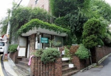 유기된 영아 산모는 집주인 프랑스인 부인