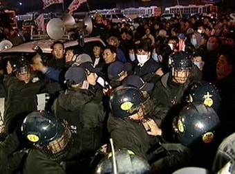 집회 전야제에서 민주노총-경찰 물리적 충돌