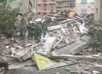 건물은 계속 흔들…공포에 질린 시민 밤새 뜬눈