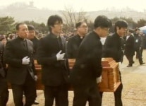 고인의 뜻대로 소박하게…작은 묘지에 안식