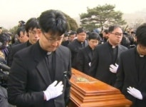 작은 묵주 하나만을 들고…소박한 묘지에 안식