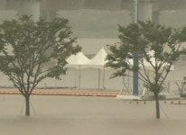 한강 둔치도 흙탕물 속으로…침수로 전면통제