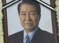김 전 대통령 임시빈소 마련…끝없는 조문행렬