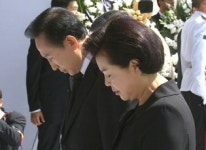 이 대통령, 직접 조문 '애도'…