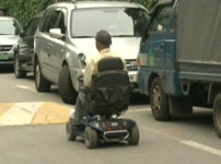 장애인 필수품 전동휠체어…애물단지로 전락하나