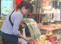 추석 앞두고 분주…재래시장·백화점은 북적북적