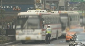 주차 안돼 도로 꽉꽉…관광버스에 막힌 관광대국
