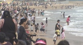 해운대 해변에는 벌써 여름…30만 인파 운집