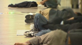 서울역 노숙인 강제퇴거 시작…시민단체 항의