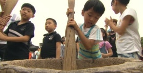 구름 사이로 보름달…추석맞이 행사 재미 만끽