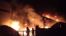 시뻘건 불길 활활…합성수지 공장서 화재