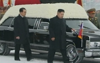 김정일 영결식…김정은이 직접 영구차 호위