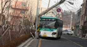 화장실 다녀온 새 버스 쾅…전봇대가 살렸다