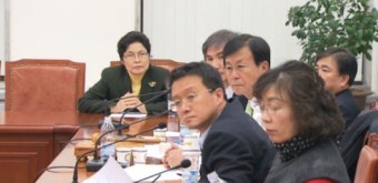 더불어민주당 혁신위원회, 돈봉투 의혹 진상조사 첫 과제 설정, 국민의힘의 흑색선전에 대한 사과 요구와 이상민 의원의 책임 강조 등 정치권 돈봉투 의혹에 대한 분분한 입장 차이