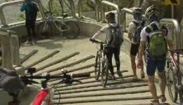 목숨 걸고 탄다…4대강 자전거도로 위험 투성이