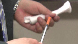 옷 상표 뜯어보니 50명 분 마약이…은밀한 거래