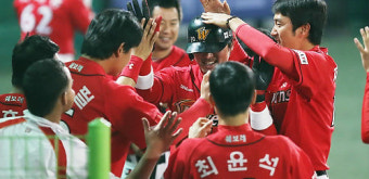 프로야구 SK, 넥센에 역전승 선두 수성