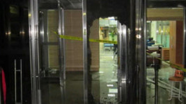 법원 입구, 유리문 깨지며 활활…CCTV 봤더니