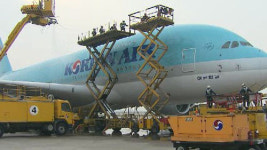 목욕물만 20톤…하늘 위 호텔 A380 세척