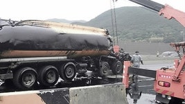 연천서 탱크로리 전복…기름 300리터 유출