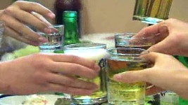 담배 덜 피우고 술은 더 마시고…이유는?