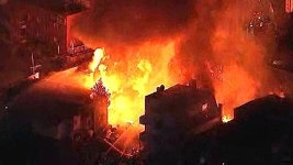 길 지나던 30대, 불난 집 들어가 2명 구조