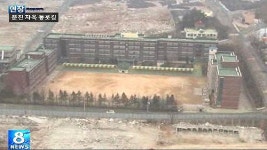 등굣길에 마스크…철거 흙먼지에 포위된 학교
