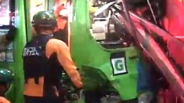 시내버스, 승용차와 충돌한 뒤 상점으로 돌진