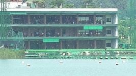 저수지 향해 나이스 샷?…습지 생태계 몸살