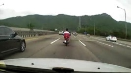 왜 위험하게… 고속도로 내달리는 오토바이