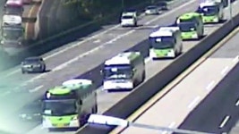 줄지어 붙어다니는 관광버스들…큰 사고 위험