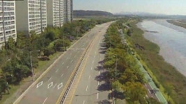 100억 들인 6차선 도로, 8년 넘게 산책로 방치