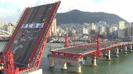 부산 영도대교 47년 만에 하늘 향해 솟았다