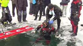 영하 추위 속 아이스 다이빙…추위야 가거라