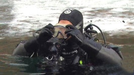 20cm 얼음 뚫고 풍덩…아이스 다이빙 인기