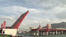 [부산] 영도대교 관광객 몰려…해변 산책로 조성