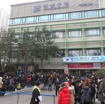 [핫포토] 강남구청 점령한 엑소 팬들, 무슨 일이?