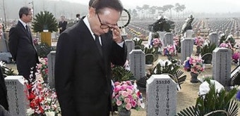 [핫포토] 천안함 묘역 찾은 이명박 전 대통령 '눈물'