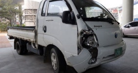 세종청사 로비에 트럭 돌진…사상자는 없어