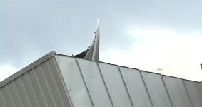 제주에 태풍 같은 강풍…체육관 지붕이 날아가