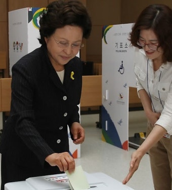 [선거 이모저모] 고 노무현 전 대통령 부인 권양숙 여사 투표