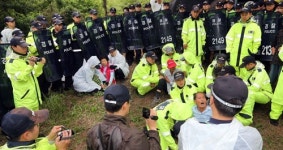 송전탑 농성장 3곳 철거…주민 5명 부상