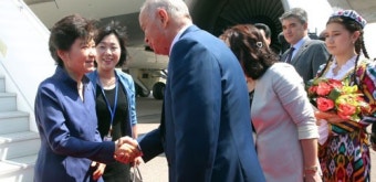 박 대통령, 우즈베키스탄 도착…국빈방문 돌입