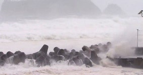 바위 밀리고 가로수 뽑히고…제주 아수라장