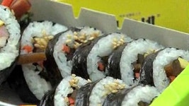 고등학교선 김밥·지하철역엔 껌·군대선 과자 인기