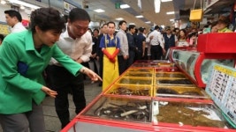 [핫포토] 자갈치시장 방문한 박 대통령