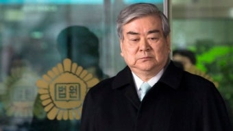 '땅콩회항' 법정서 아버지 만난 조현아 고개만 '푹'
